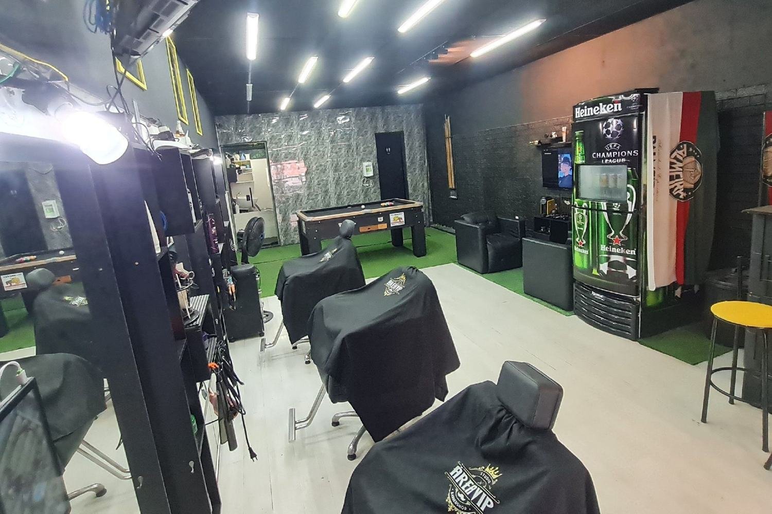 Visão geral do studio Área VIP com cadeiras de atendimento e área de convivência