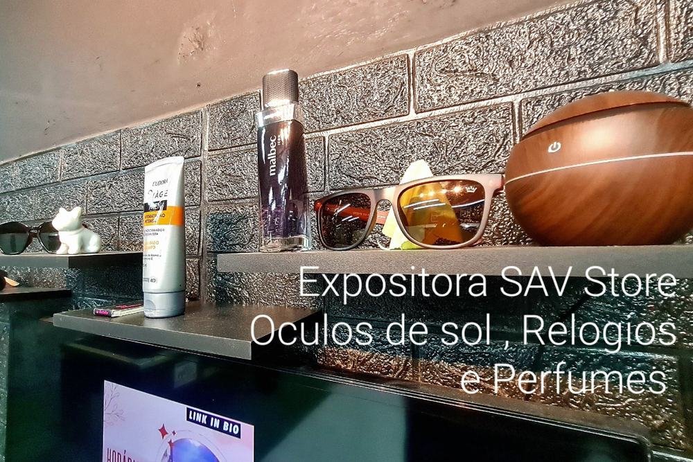 Expositora SAV Store com óculos de sol, relógios e perfumes